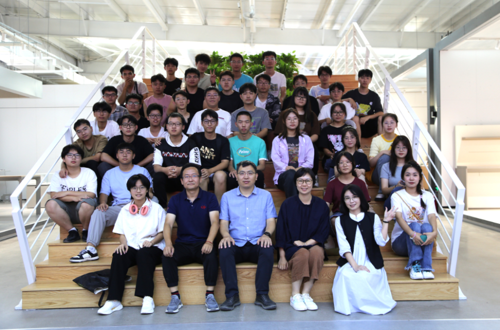 石家莊鐵道大學工業(yè)設計系師生到常宏產業(yè)園參觀考察